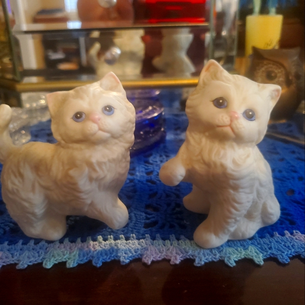 Two cat figurines